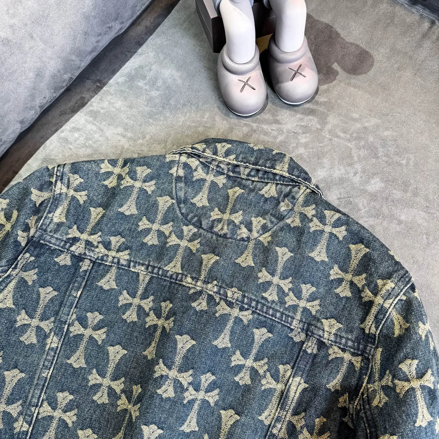 P260 Chrome Hearts heavy denim jacket with double-sided LOGO jacquard concealed print, the same model as the Internet celebrity star. The cross-printed denim jacket has a unique cross design element and full printing, which is full of design. It is made of 100% denim cotton fabric with heavy coarse yarn count, which ensures a stiff and tough silhouette while being soft, comfortable and breathable. The lapel is designed with silver buttons and is full of texture. The classic white cross logo is all over the dress, making it a perfect versatile style for spring and summer! Customized jacquard fabric, you can wear it in various styles. This gender-neutral shirt is a must-have for nightclubs. It can be worn as a jacket for both men and women. It can be easily worn by both men and women! The original loose version is made of high-quality pure cotton fabrics. The fabric pattern is high-definition and delicate without burrs. It is comfortable and breathable to wear. All the buttons are molded and customized. It is casual and fashionable and can be matched with any bottoms. It can be windproof and sunproof in spring and summer. It can be worn outside in autumn and winter! Easily concave shape makes you look slimmer and taller, perfect for both men and women!  Size: S–XL Color: blue